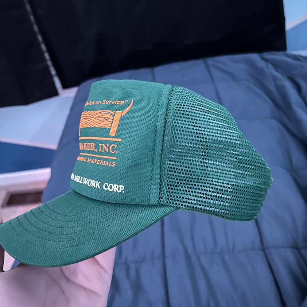 Vintage green trucker hat in good condition.